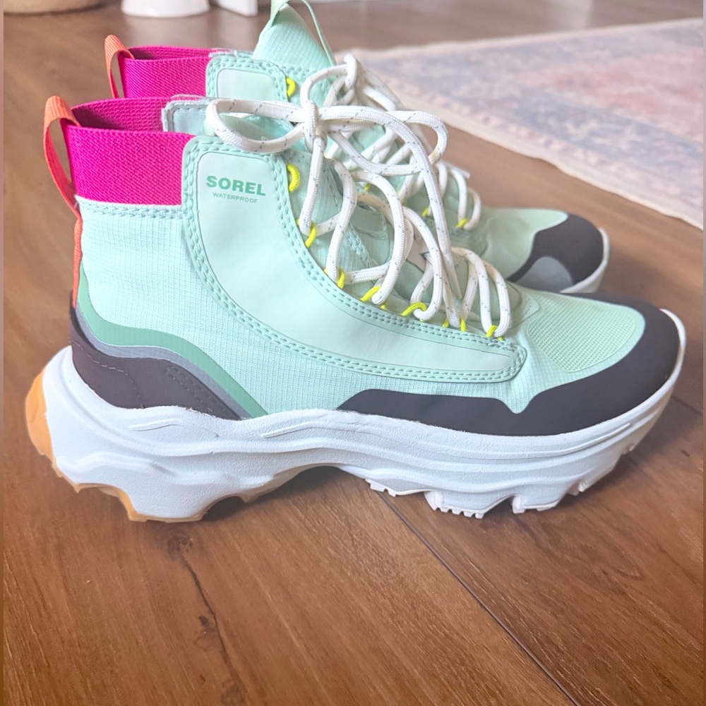 NWT Sorel Kinetic Breakthru Venture Waterproof Sneaker